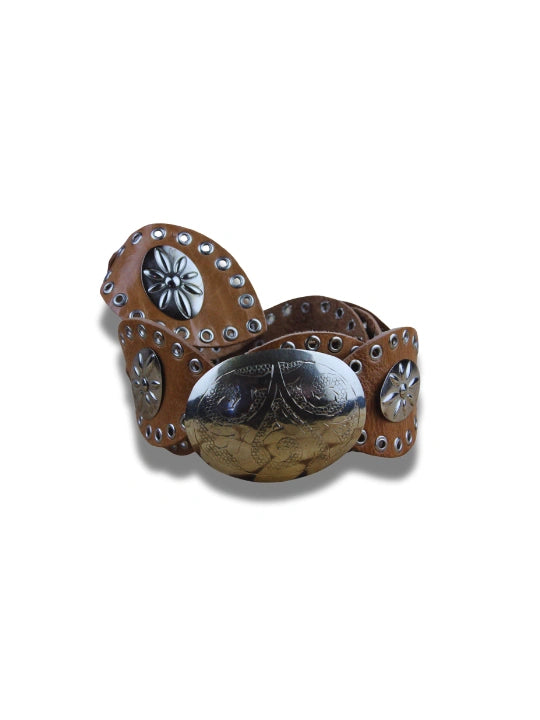 detalle marrón claro cinturon de cuero con conchos marrón — ref. CJ0155