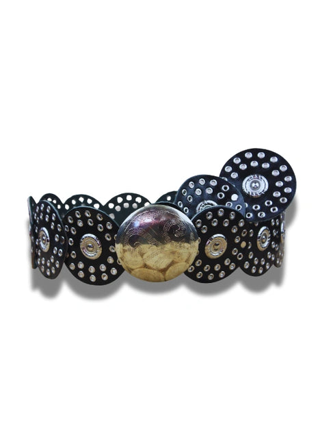 cinturon de cuero con conchos marrón marrón vista frontal — CJ0155